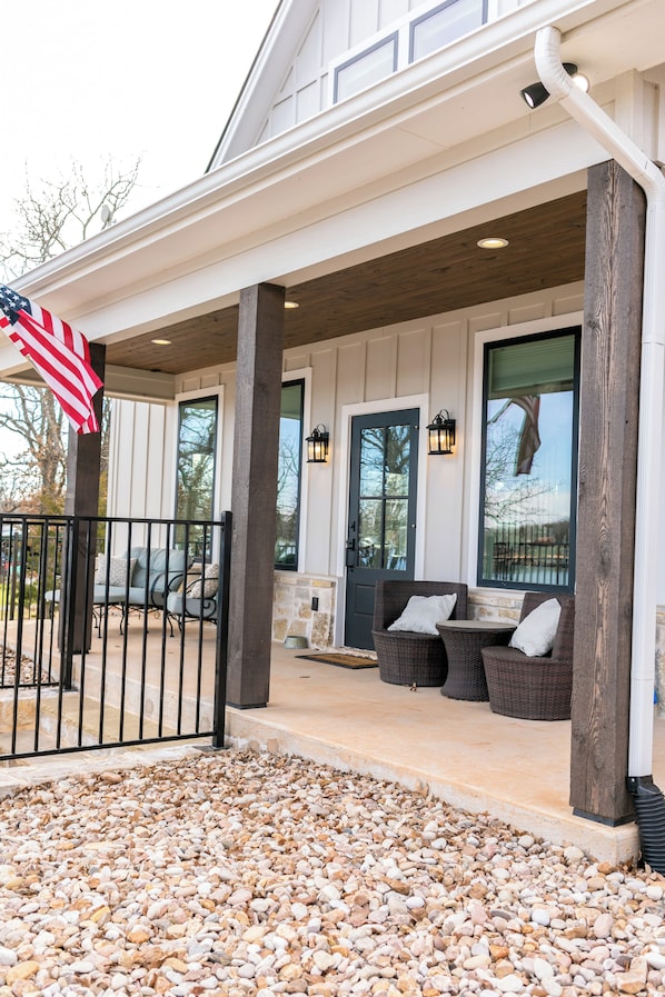 Terrace/patio - Lakefront 3-bedroom house on Amon Carter Lake in Bowie (Bowie)