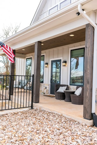 Lakefront 3-bedroom house on Amon Carter Lake in Bowie