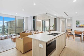 Appartement, 2 slaapkamers, uitzicht op zee | Woonruimte | Flatscreentelevisie