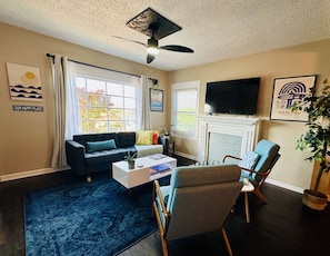 Smart TV, books - 3-Bedroom, Private Backyard, Historic, Prime Location (San Diego)