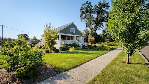 The 1908 Bungalow - 2 Bedroom / 1 Bathroom Stayton, OR