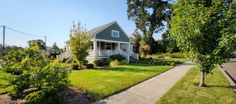 The 1908 Bungalow - 2 Bedroom / 1 Bathroom Stayton, OR