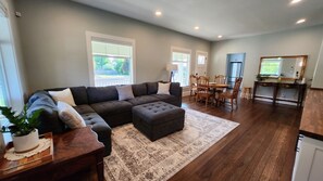 Téléviseur, bureau, écran d’ordinateur