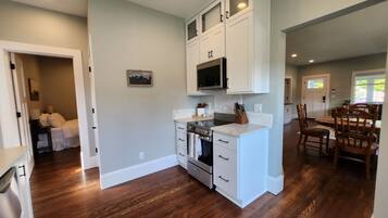 Frigorífico, microondas, horno y lavavajillas