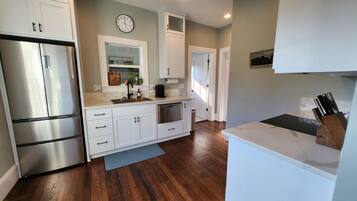 Frigorífico, microondas, horno y lavavajillas