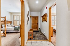 2 habitaciones, tabla de planchar con plancha, cuna de viaje y wifi