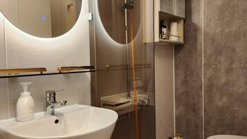 Doccia, asciugacapelli, asciugamani, sapone