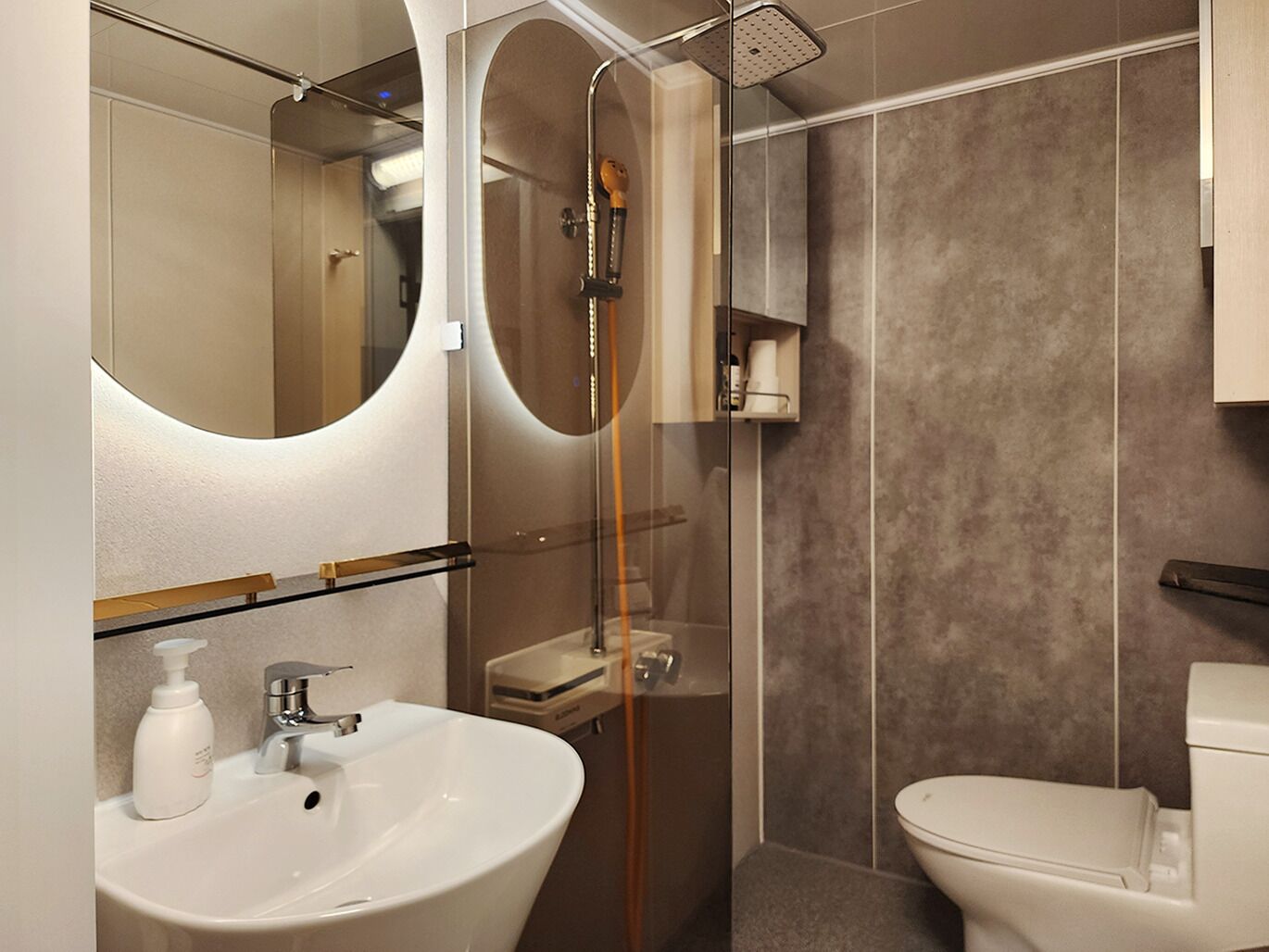 Douche, sèche-cheveux, serviettes fournies, savon