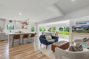 Smart-tv, tv-spel, ett bordtennisbord och böcker