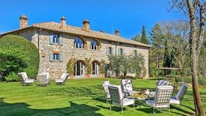 A stone villa with a garden and outdoor seating area. - Luxurious independent villa with 12 beds in Val d'Orcia (Sarteano)
