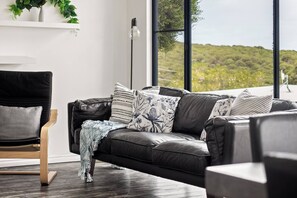 Living area - Surfers Paradise Oceanview Garden Beach House (Yallingup)