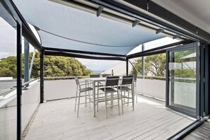 Outdoor dining - Surfers Paradise—Oceanview Garden Beach House (Yallingup)