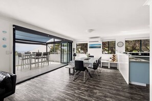 Dining - Surfers Paradise Oceanview Garden Beach House (Yallingup)