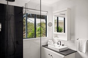 Hair dryer, towels - Surfers Paradise Oceanview Garden Beach House (Yallingup)