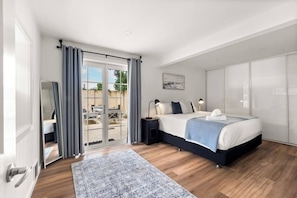 3 bedrooms, iron/ironing board, WiFi, bed sheets - Surfers Paradise Oceanview Garden Beach House (Yallingup)