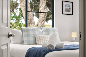 3 bedrooms, iron/ironing board, WiFi, bed sheets - Surfers Paradise Oceanview Garden Beach House (Yallingup)