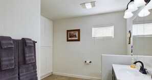 تجهيزات دش، مجففات شعر، مناشف، ورق حمّام