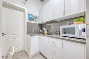 Fridge, microwave, stovetop, coffee/tea maker - Studio Apartment 'Cosy Bordeaux Centre' with Wi-Fi (Bordeaux)