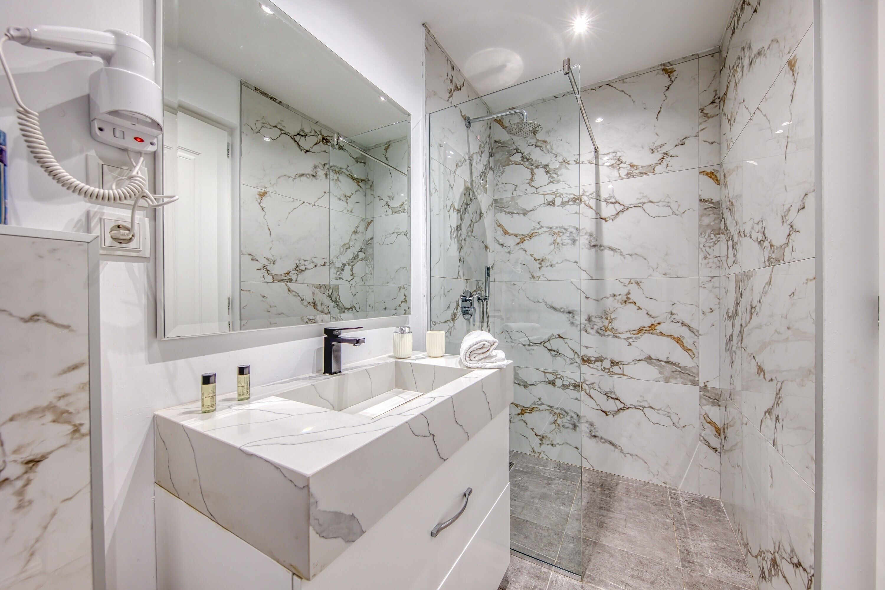 Een douche, een haardroger, handdoeken