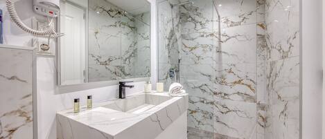 Douche, séchoir à cheveux, serviettes fournies