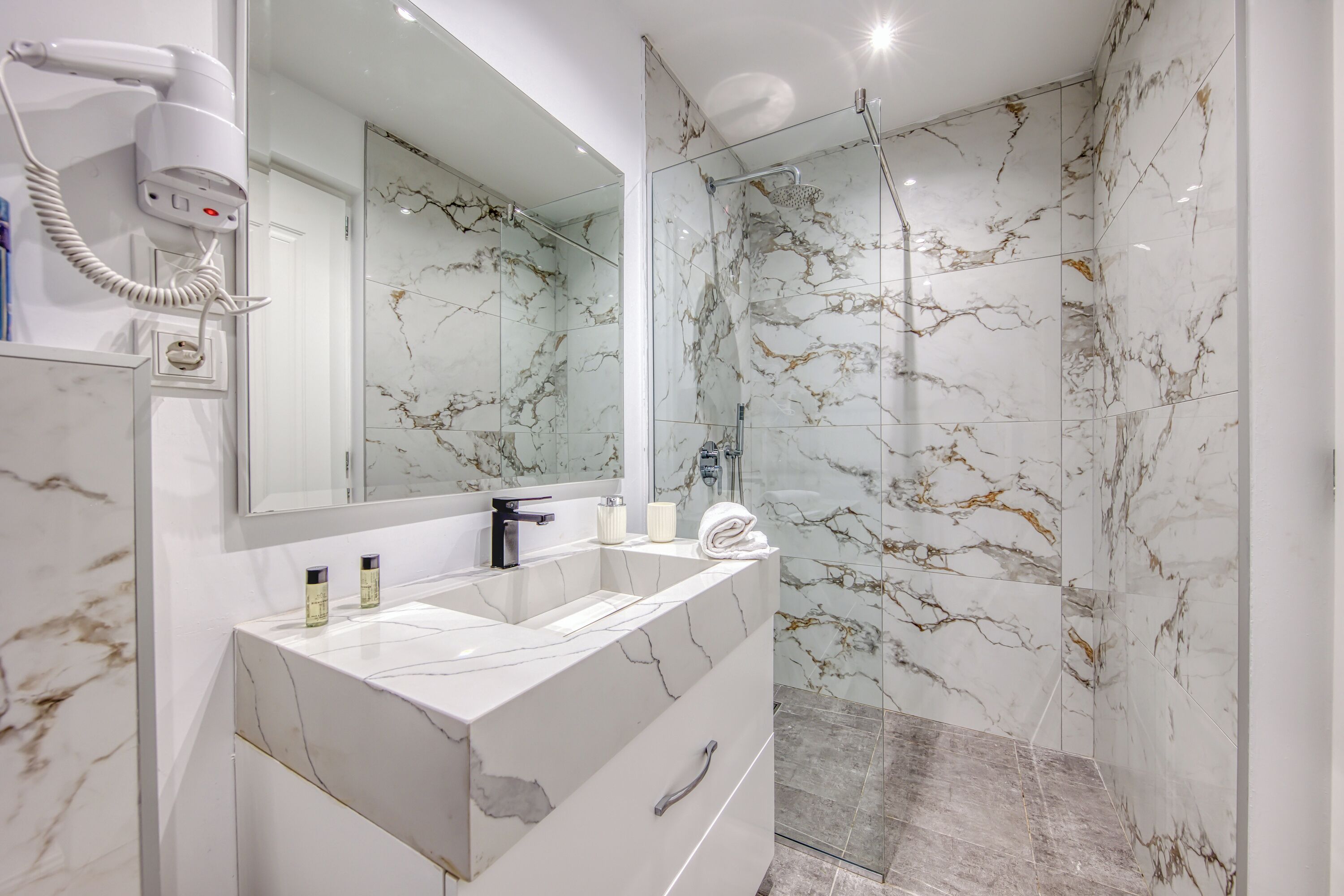 Ducha, secador de pelo, toallas