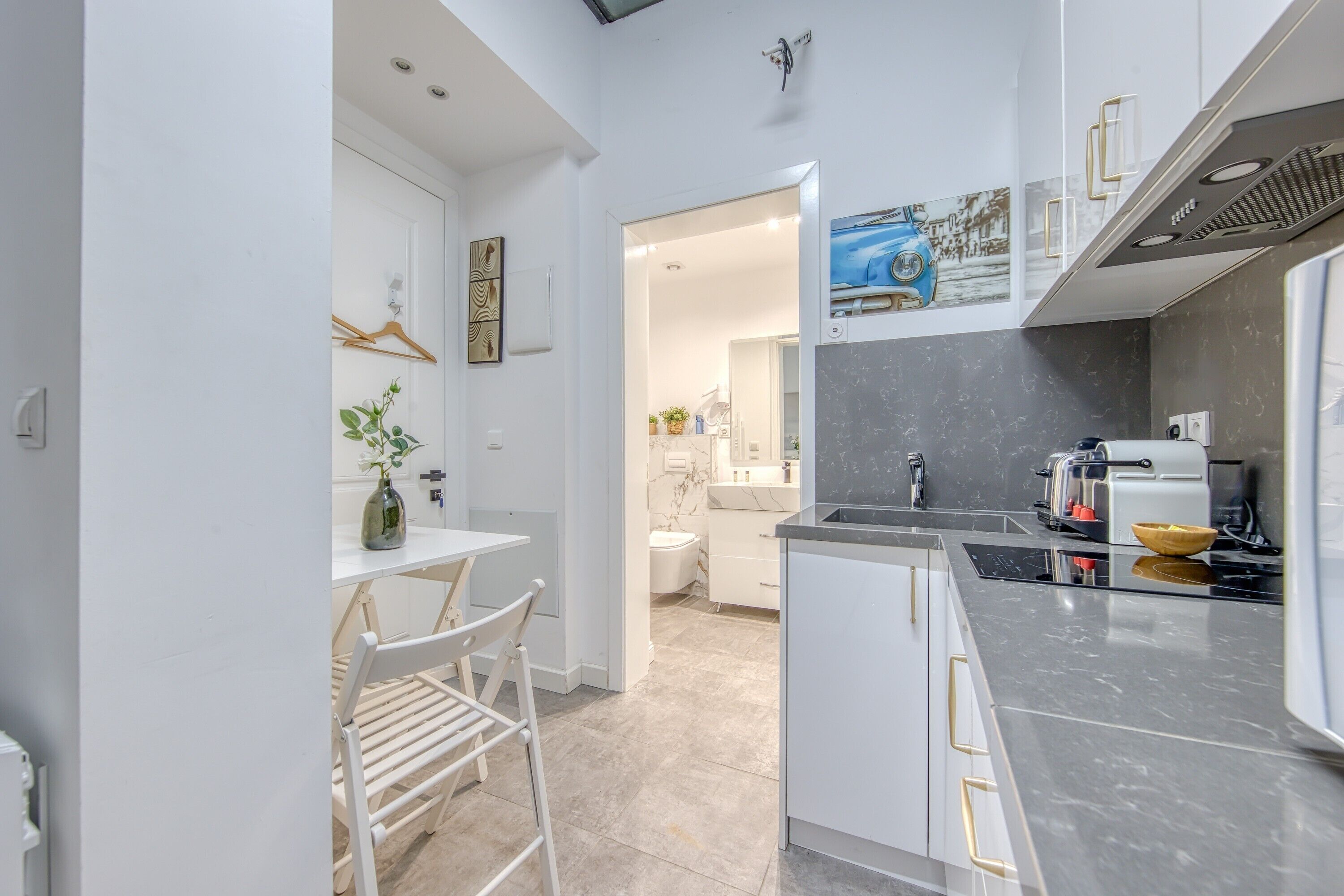 Een koelkast, een microgolfoven, een kookplaat