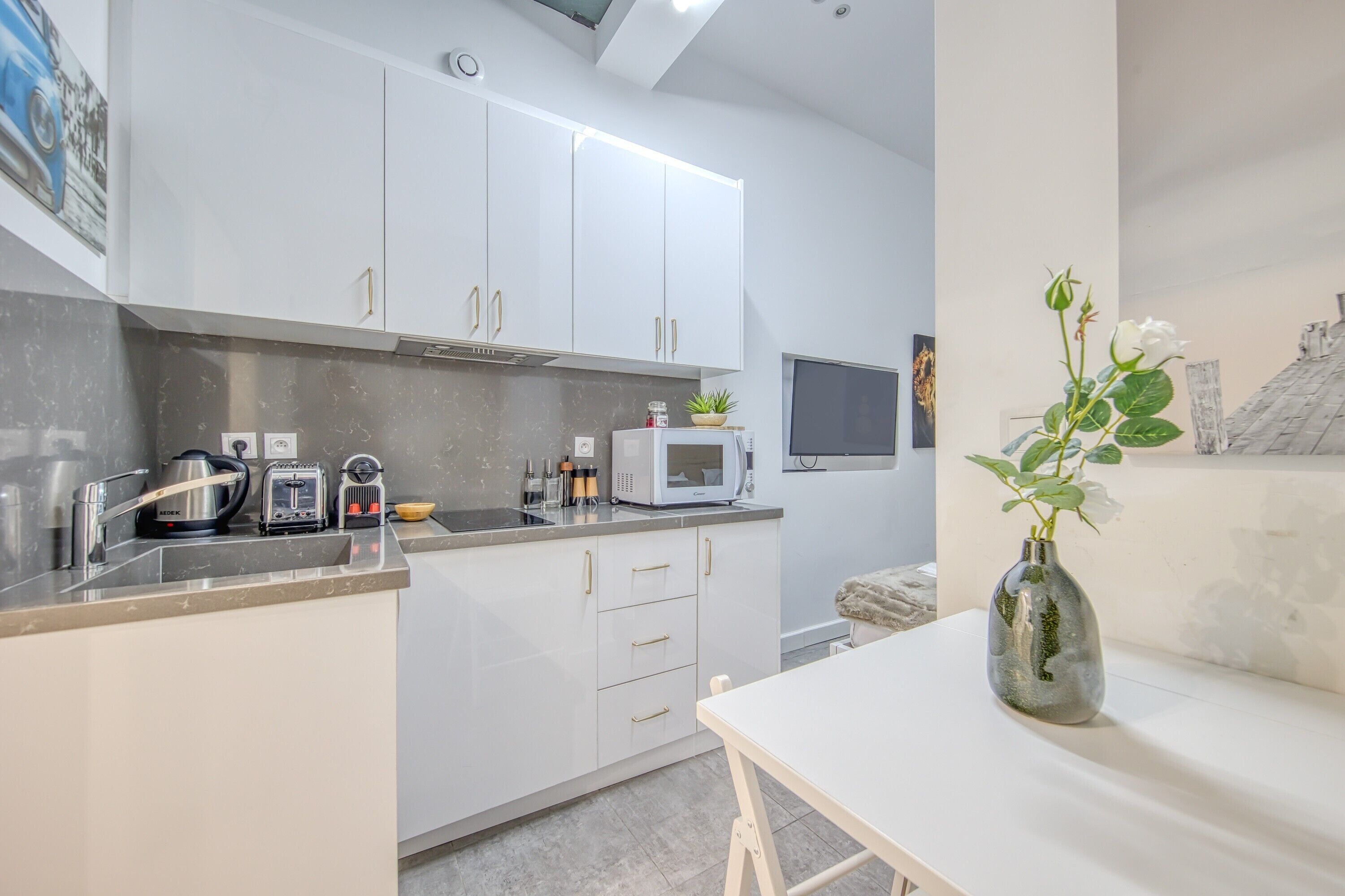 Fridge, microwave, stovetop, coffee/tea maker