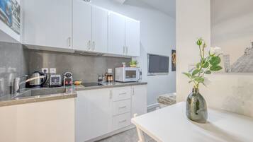 Fridge, microwave, stovetop, coffee/tea maker