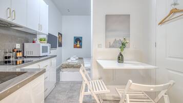 Frigorífic, microones, placa de cuina i cafetera i tetera