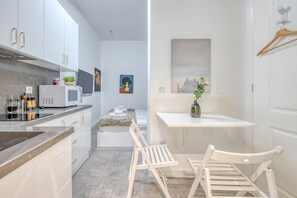 Fridge, microwave, stovetop, coffee/tea maker - Studio Apartment 'Cosy Bordeaux Centre' with Wi-Fi (Bordeaux)