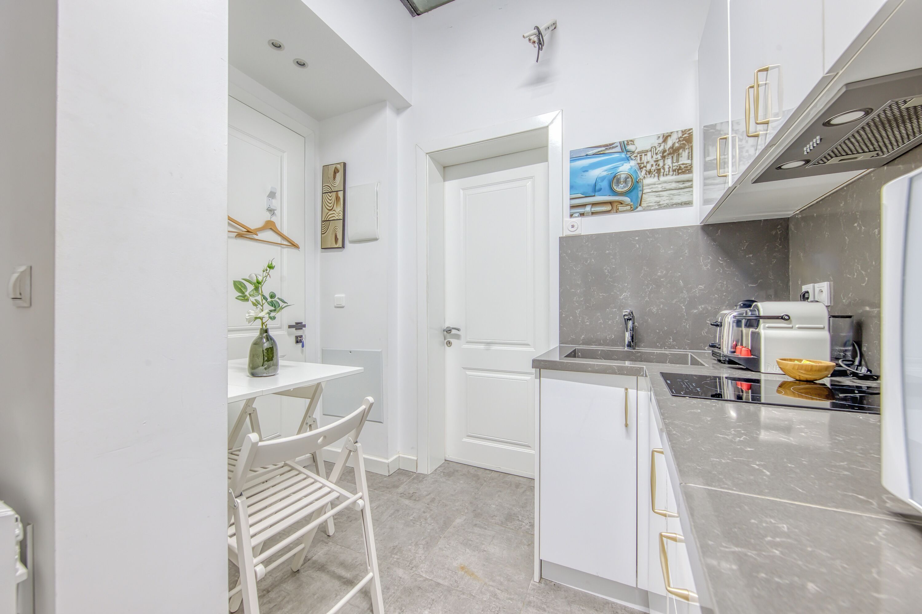 Refrigerador, microondas, placa de cocina, cafetera/tetera