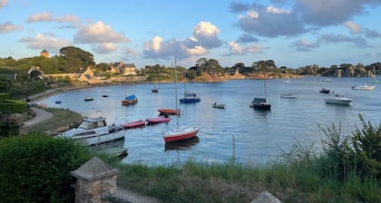 Holiday Home 'Bréhat - Villa San Denn' with Sea View, Private Garden and Wi-Fi