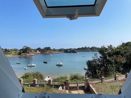 Holiday Home 'Bréhat - Villa San Denn' with Sea View, Private Garden and Wi-Fi