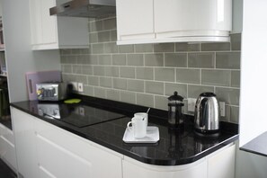 Frigorifero, forno, piano cottura, lavastoviglie