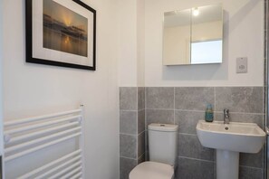 Bathroom - Cosy 3 Bed Near Beaches, Cardiff & Brecon Beacons (Bridgend County Borough)