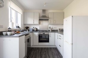 Fridge, microwave, oven, stovetop - Cosy 3 Bed Near Beaches, Cardiff & Brecon Beacons (Bridgend County Borough)