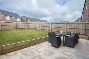Outdoor dining - Cosy 3 Bed Near Beaches, Cardiff & Brecon Beacons (Bridgend County Borough)