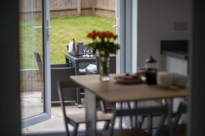 Dining - Cosy 3 Bed Near Beaches, Cardiff & Brecon Beacons (Bridgend County Borough)