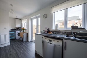 Fridge, microwave, oven, stovetop - Cosy 3 Bed Near Beaches, Cardiff & Brecon Beacons (Bridgend County Borough)