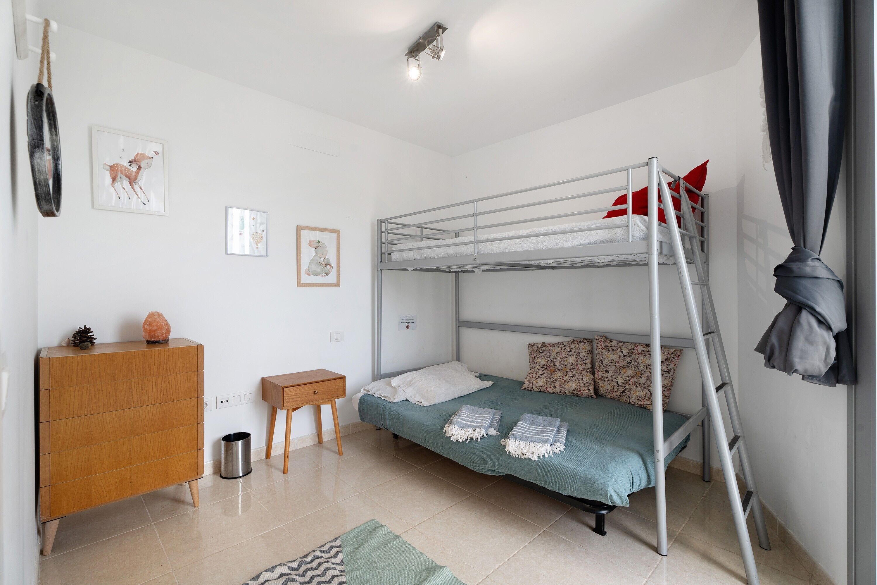 2 slaapkamers, een strijkplank/strijkijzer, gratis wifi, beddengoed