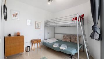 2 slaapkamers, een strijkplank/strijkijzer, gratis wifi, beddengoed