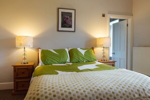 Tabla de planchar con plancha, cuna de viaje, wifi y ropa de cama 