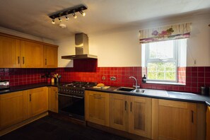 Køleskab, mikrobølgeovn, ovn, kogeplade