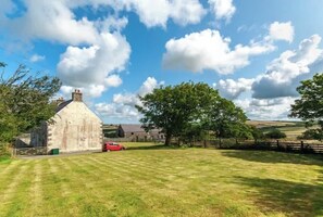 Property grounds - Charming Coastal Farmhouse with Sea Views & Garden (Pembrokeshire)
