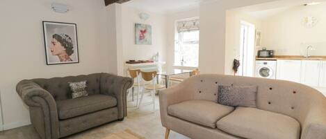 Televisión y chimenea