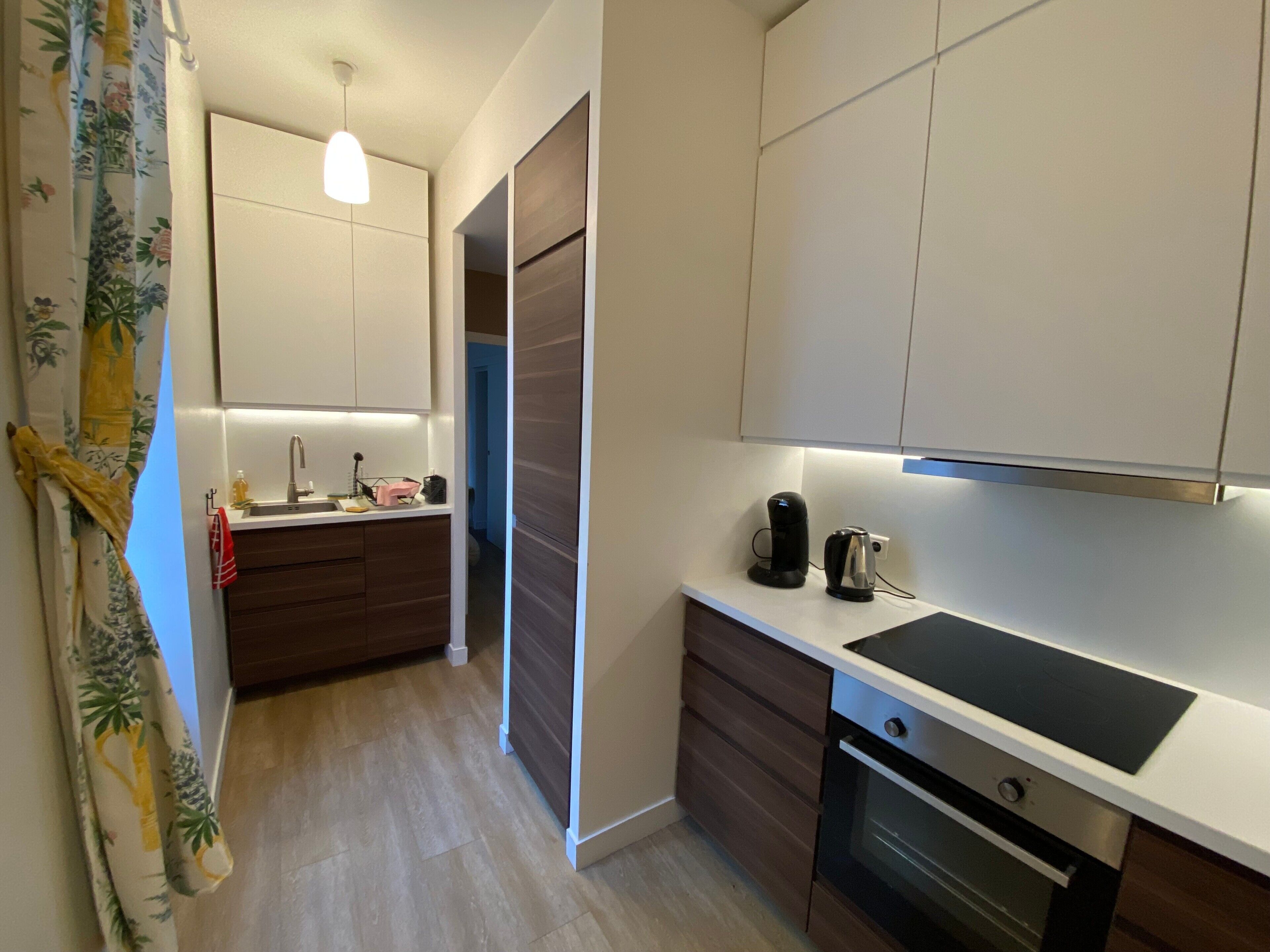 Kjøleskap, ovn, kokeplater og oppvaskmaskin