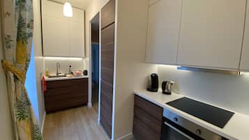 Kjøleskap, ovn, kokeplater og oppvaskmaskin