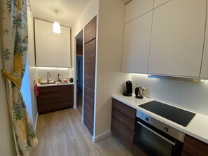 Jääkaappi, uuni, liesi, astianpesukone