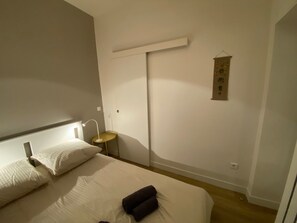 1 bedroom, iron/ironing board, free WiFi, bed sheets - 'Château De Versailles 800m Walk' Apartment with Wi-Fi (Versailles)