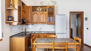 Réfrigérateur, four, plaque de cuisson, cafetiÚre/bouilloire